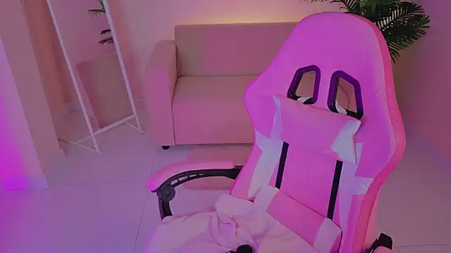 XXX chat uživo modela EmilyyyBridgettt