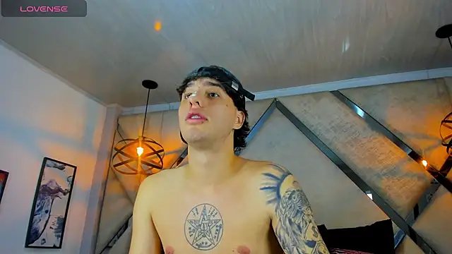 EXCLUSIVE8 即時 XXX 聊天