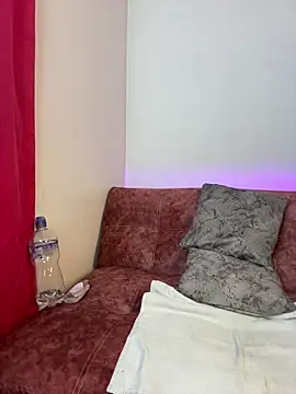 Pokazy przed kamerką – little_valen