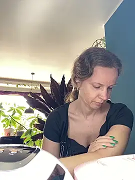 AnnikaRose Adlı Modelin Canlı XXX Sohbeti