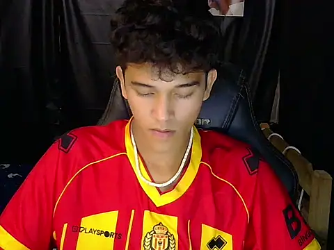 Pokazy przed kamerką – hugekenbigcock