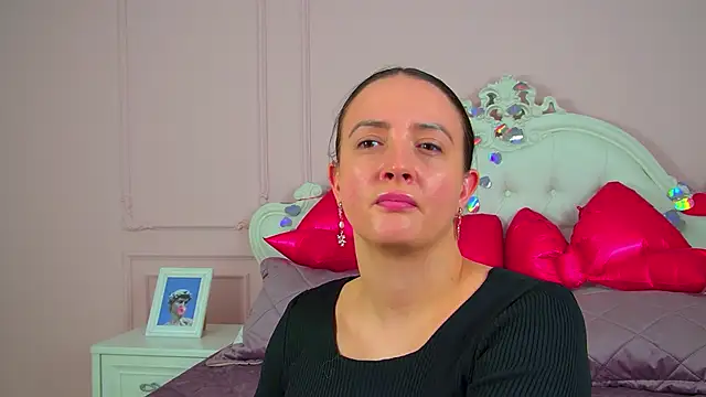 ElinaBellucci: онлайн-секс-чат