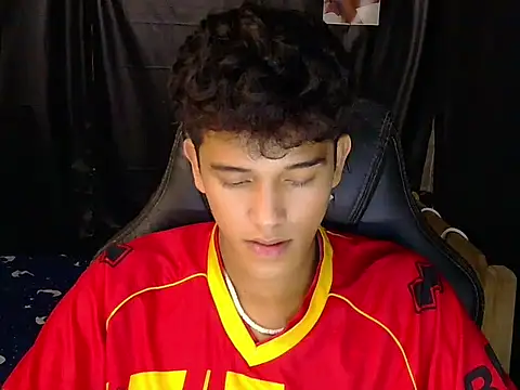 Show de hugekenbigcock na webcam