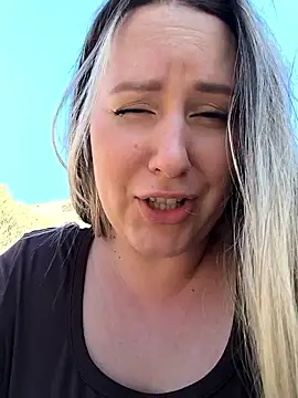 Mona_Plus webcam show