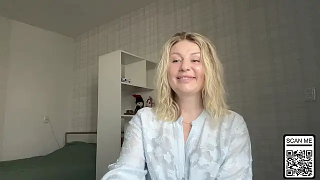 Blondie_xoxoxo Show in webcam
