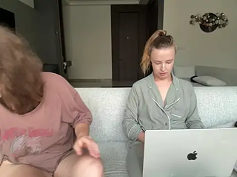 Nura_n_Sarah webcam show