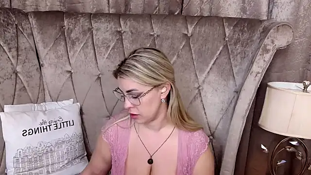 BustyGizelle Chat XXX live