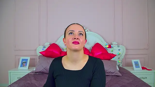 دردشة ElinaBellucci الجنسية المباشرة