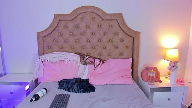 ViolettaReyyes: διαδικτυακό σόου στην κάμερα