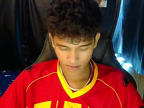 Webkamerová show hugekenbigcock