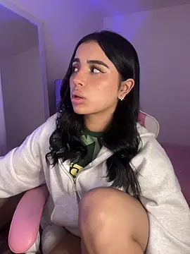 Emily-14 Adlı Modelin Canlı XXX Sohbeti