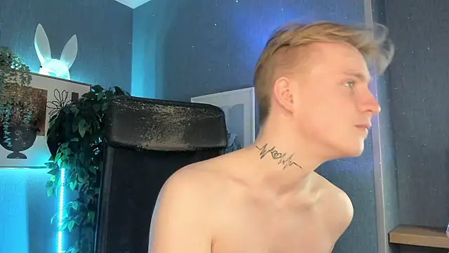 Pokazy przed kamerką – AlexxSweet