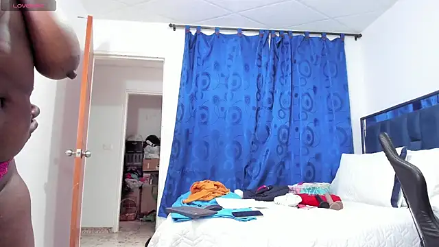 LupeAdams: διαδικτυακό σόου στην κάμερα