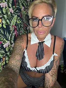 Big-Tits696969 élő XXX-chatje