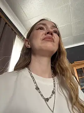 Chat +18 de MilaMoone ao vivo