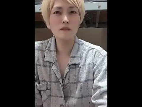 mgnhiroyuki: διαδικτυακό σόου στην κάμερα