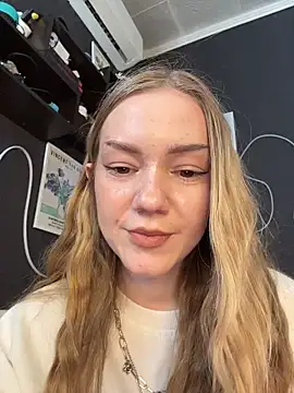 MilaMoone élő XXX-chatje