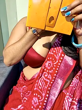 Pokazy przed kamerką – Poly_bhabi