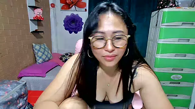 Ugly-Filipina élő XXX-chatje