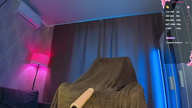 Juicy_Vikki's Live XXX Chat