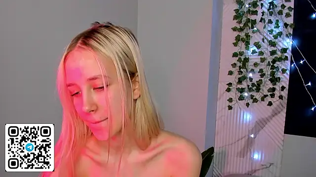 Anellyball: διαδικτυακό σόου στην κάμερα