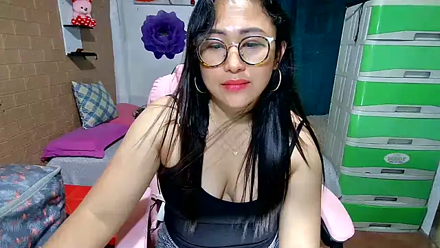 Ugly-Filipina élő XXX-chatje