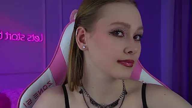 AgataFoxley Adlı Modelin Canlı XXX Sohbeti