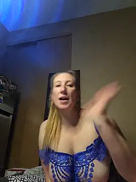 lilyhornyhousewife Show in webcam