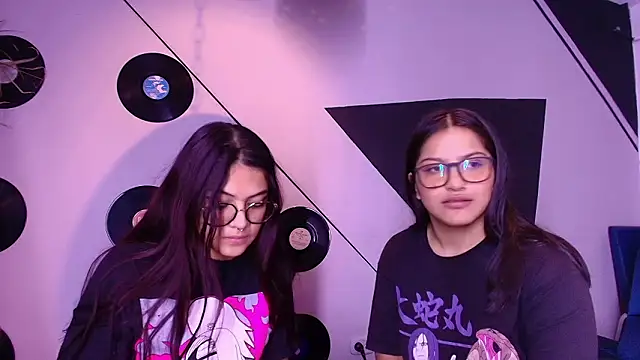 Lilith_and_Khloe Chat XXX in diretta