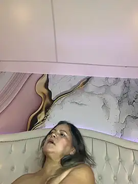 Pokazy przed kamerką – Lucy_Milf_474