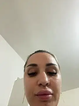 Giullyaxxx Show Webcam