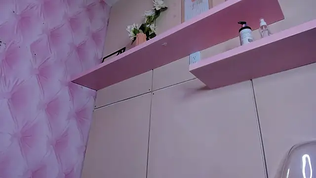 TaniaBellini's Live XXX Chat