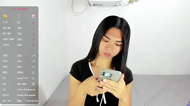 UrHotSexyShine webcam show