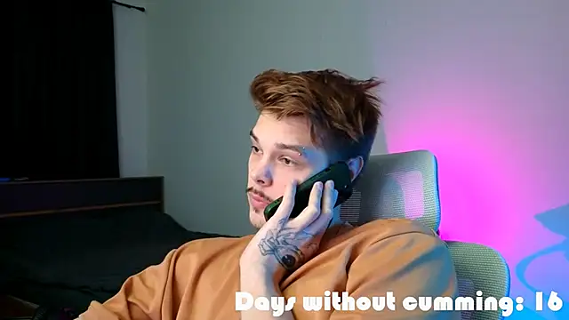 DENIS_HERE: διαδικτυακό σόου στην κάμερα