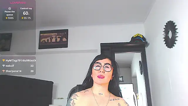 Vicky_hotmilf élő XXX-chatje