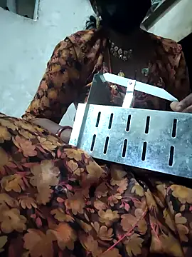 aunty_sumy: διαδικτυακό σόου στην κάμερα