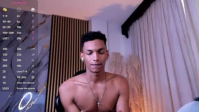 JulienSaint élő XXX-chatje