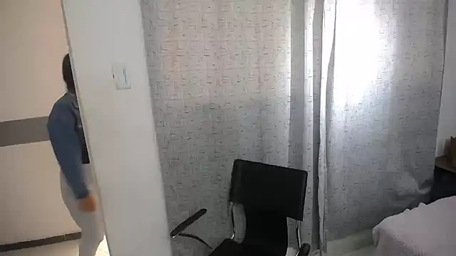 miss_charlott_18 Adlı Modelin Canlı XXX Sohbeti