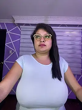 Show modela MiiaaJoness na web-kameri