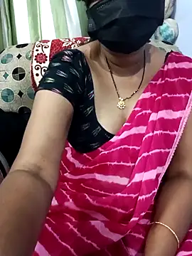 Tinarosy13: διαδικτυακό σόου στην κάμερα