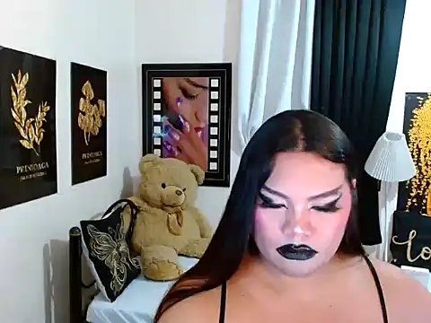 Show modela TSbrianaHugeCock na web-kameri