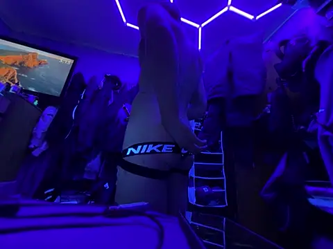 XXX chat uživo modela Cloudd_Kingg_Iceyyy