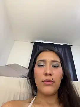 IsabellaJoness_ Adlı Modelin Canlı XXX Sohbeti