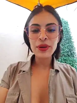 Astrid-- live XXX chat