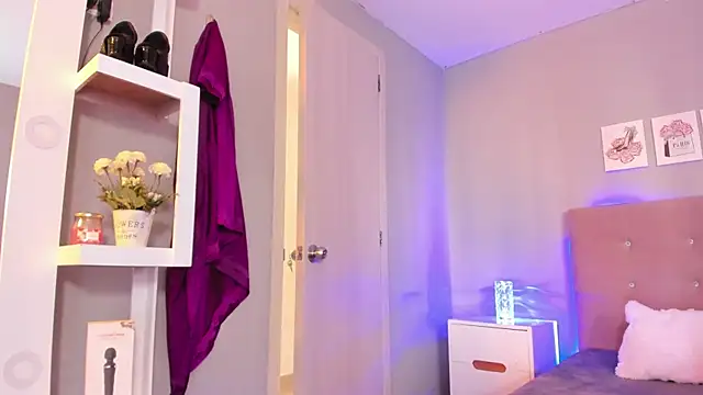 EmilyCoast-1 Live XXX-Chat