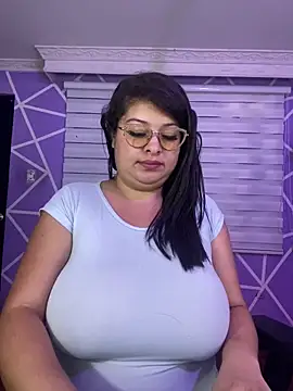 Show modela MiiaaJoness na web-kameri