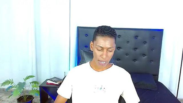 maiki18_'s Live XXX Chat