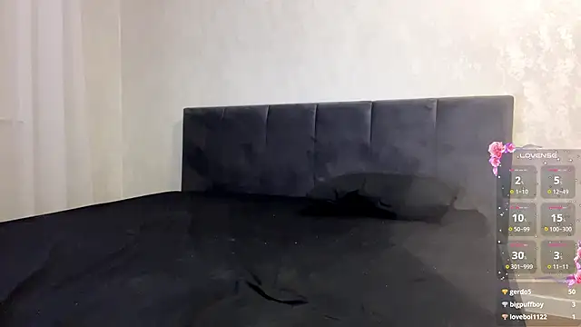 Babis_girlsss: διαδικτυακό σόου στην κάμερα