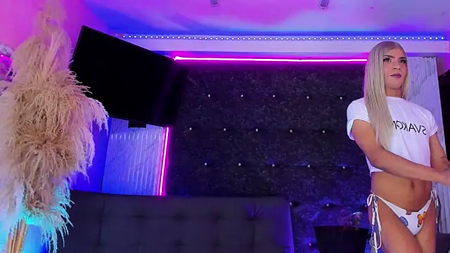 Queens_Wonders_Blonders: διαδικτυακό σόου στην κάμερα