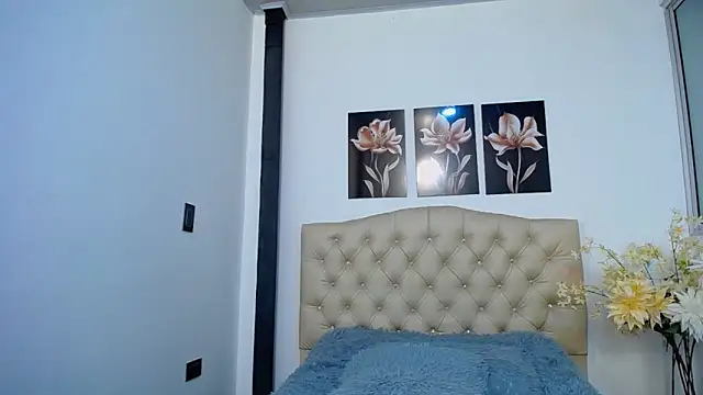 pinky_f00x's Live XXX Chat